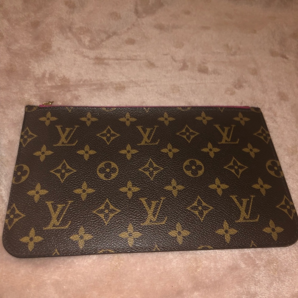 Louis Vuitton Neverfull Pouch 💕